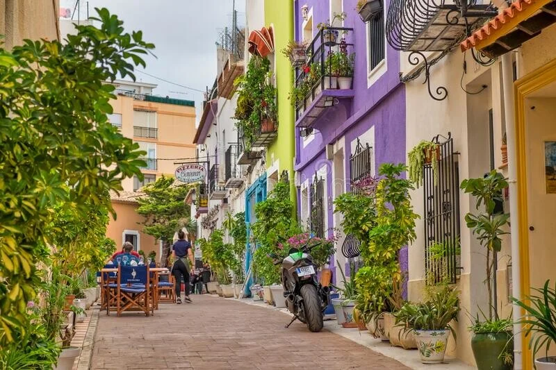 winkelen-in-calp-oude-calp-old-town-calpe-colorful-houses-restaurant-terraces