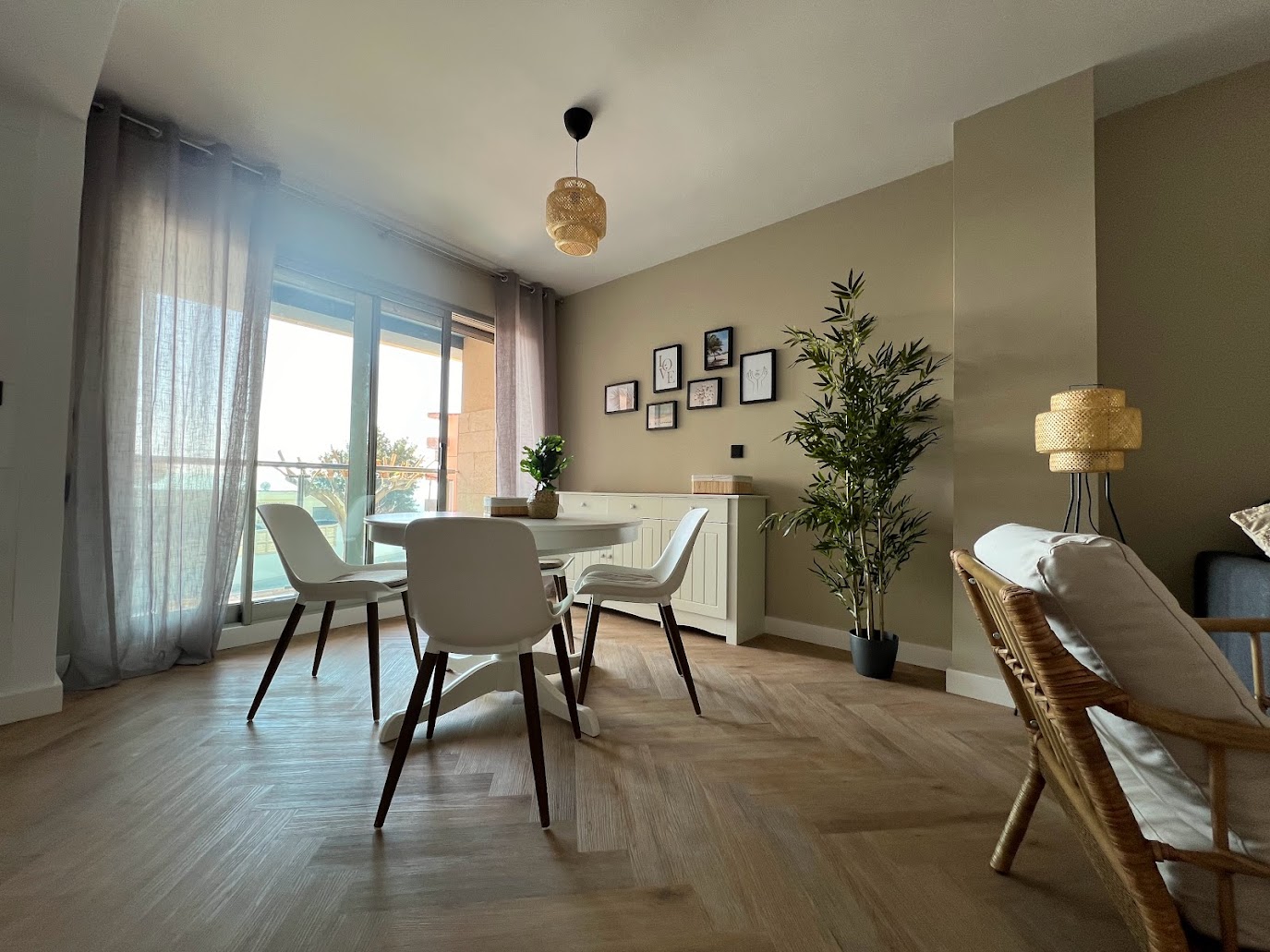Woonkamer met eettafel Appartement Calp Borumbot nr 4 Tifi-Maties